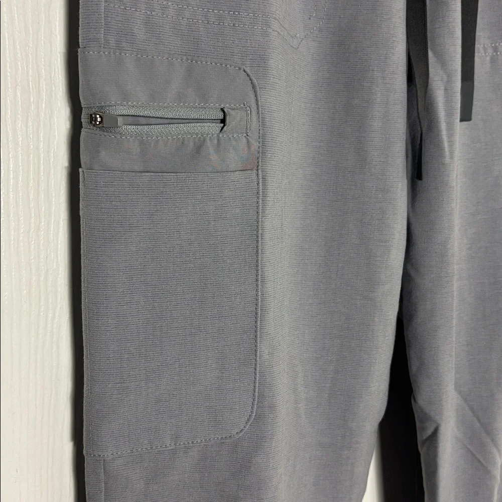 FIGS Men's Gray 21‑Pocket Cargo Scrub Pants Size Small Button Front pull on